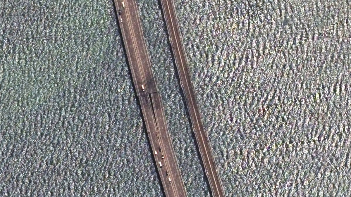 Satelitní snímky zachytily poškození Kerčského mostu